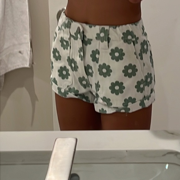 Pacsun Green flowered jeans shorts - Picture 3 of 3